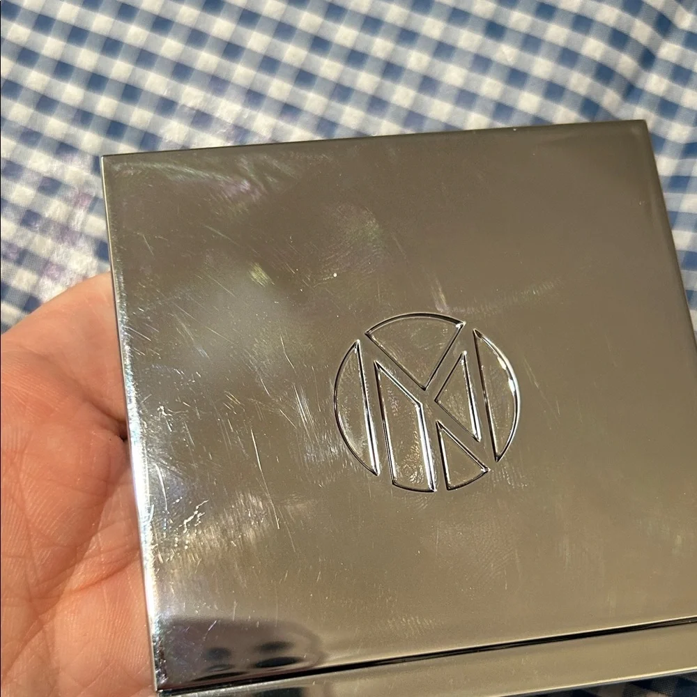 IL MAKIAGE Eyeshadow Palette - New with Box
